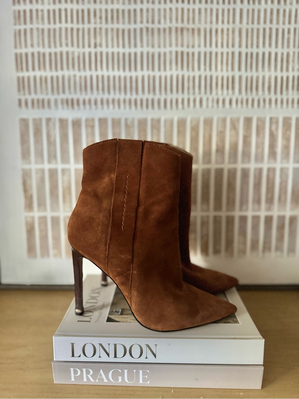 Elegant Kenneth Cole Suede Pointed-Toe Stiletto Ankle Boots - Size 8